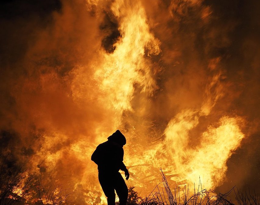 Dinas Damkar Batang Bantu Tabrakan Kendaraan di Pasar