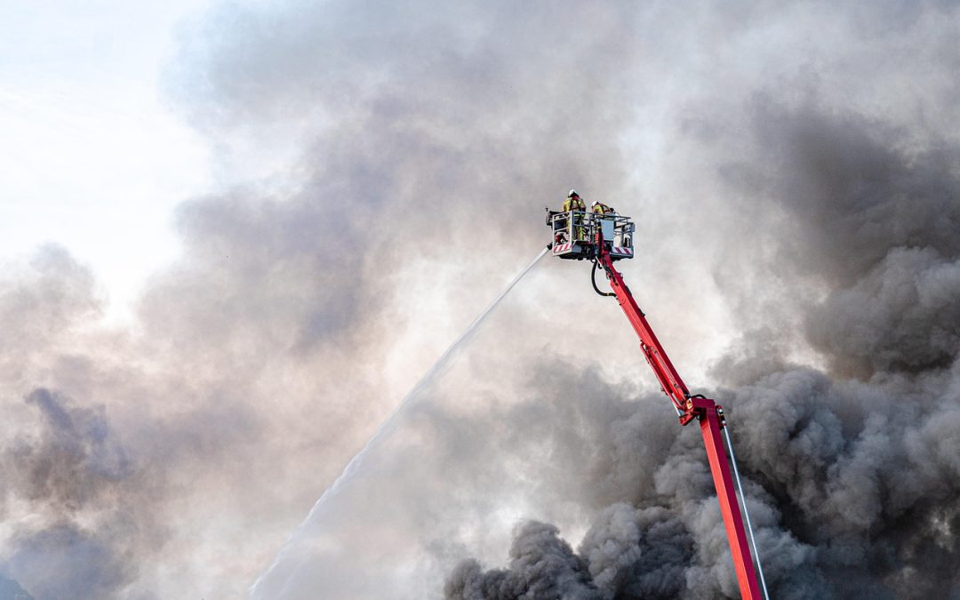 Dinas Damkar Batang Evakuasi di Gedung di Area Industri
